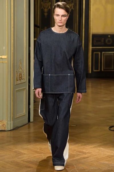 Look 16